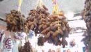 بالصور.. "دقلة نور" تاج التمور في أسواق رمضان بالجزائر