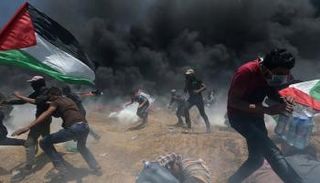 فلسطينيون خلال محاولة تفادي قنابل الاحتلال