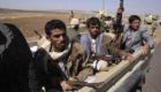 أكثر من 100 حوثي يسلمون أنفسهم للجيش اليمني غربي تعز