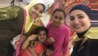 بالصور.. توزيع فوانيس رمضان في مطار القاهرة على المسافرين