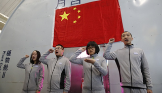 العلماء لدى خروجهم من المختبر