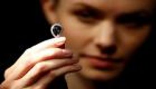 ألماسة زرقاء ملكية تباع بسعر 6.7 مليون دولار