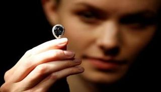 ألماسة تناقلتها عائلات مالكة أوروبية عرضتها دار سوذبيز للمزاد في جنيف