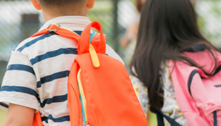 حقيبة المدرسة لا تسبب آلاما في الظهر 