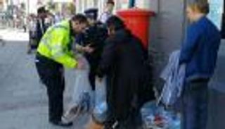 بالفيديو.. الشرطة البريطانية تصادر أمتعة المشردين قبل الزفاف الملكي 