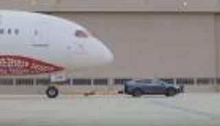 تسلا X المعجزة.. أول سيارة كهربائية تسحب طائرة ضخمة