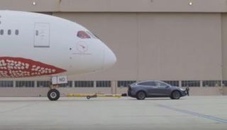 سيارة تسلا x لحظة سحبها للطائرة