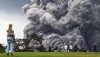 في هاواي.. انفجار البراكين لا يوقف لعب الجولف