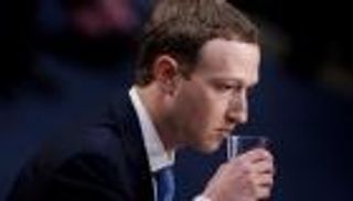 ماكرون ومؤسس فيسبوك يلتقيان لإجراء محادثات "صريحة"