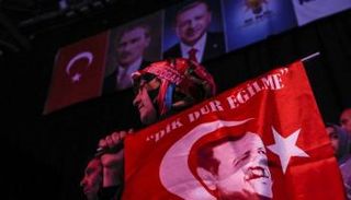 ناخبون يحملون صور أردوغان
