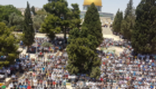 رغم عوائق الاحتلال.. أكثر من مئة ألف يزحفون إلى الأقصى