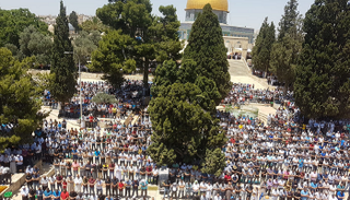 الآلاف يؤدون صلاة الجمعة في الأقصى