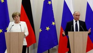 بوتين وميركل خلال المؤتمر الصحفي المشترك بينهما 