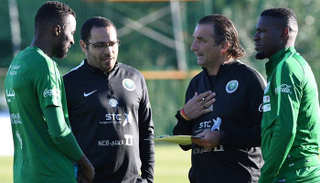 بيتزي ولاعبو الأخضر