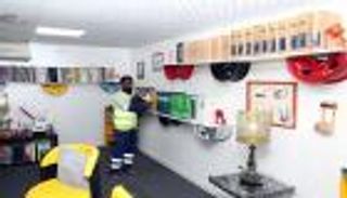 مكتبة صديقة للبيئة في بلدية الشارقة