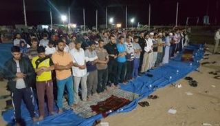 الفلسطينيون يصلون التراويح في مخيمات العودة