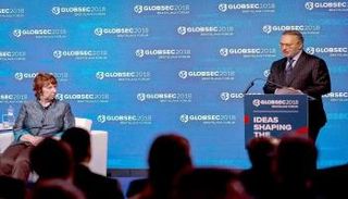 الدكتور أنور قرقاش، وزير الدولة الإماراتي للشؤون الخارجية أثناء مشاركته في المنتدى