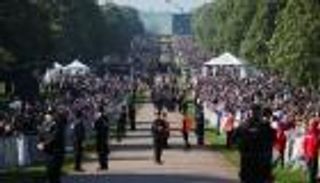 عشرات الآلاف يحتشدون في وندسور انتظارا للزفاف الملكي