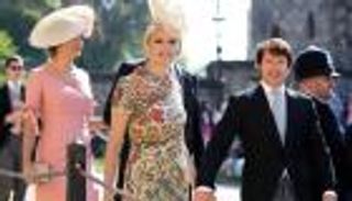 سر الفساتين المحتشمة والقبعات في الزفاف الملكي