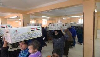 جانب من توزيع المساعدات الغذائية