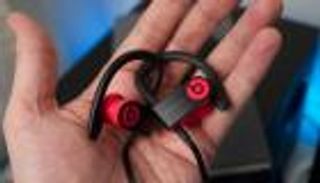 أبل أمام القضاء بسبب عيوب في سماعات باوربيتس