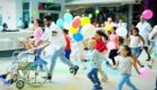 بالفيديو.. تامر حسني يهدي أطفال السرطان "الموضوع فيك"