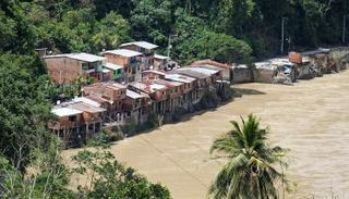 إحدى القرى الكولومبية المهددة بالغرق - رويترز