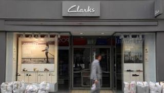 أحذية كلاركس تعود لبريطانيا 