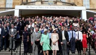 لقطة جماعية جمعت الأمير شارلز وضيوف حفل عيد ميلاده