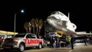 سيارات دفع رباعي خارقة نجحت في سحب طائرات وقطارات عملاقة