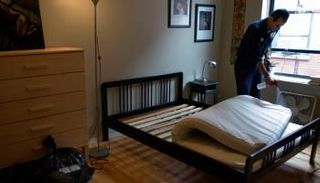 عامل يقوم بإبادة الحشرات في شقة كندية