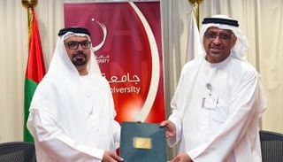 د. رياض المهيدب مدير جامعة زايد٬ يتسلم شيكاً من محمد الأنصاري