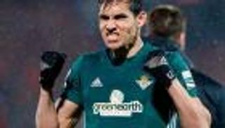 ريال بيتيس يحصن عقد نجم الجزائر "براتب ضخم"