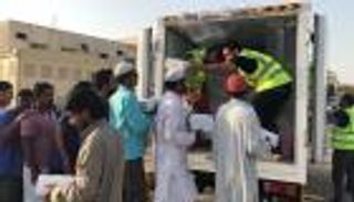 شرطة دبي توزع 4 آلاف وجبة على العمال ضمن "إفطار صائم"