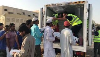 شرطة دبي توزع 4 آلاف وجبة على العمال