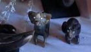 من الفيلة إلى البقر.. مصري يحول قرون الجاموس إلى تحف فنية