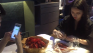 الصين.. تقشير المأكولات البحرية بـ1500 دولار شهريا