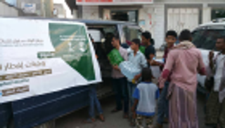 "سلمان للإغاثة" يوزع سلالا غذائية في مديريتي الخوخة وحيس بالحديدة