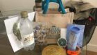 سيدة تبيع هديتها من الزفاف الملكي في مزاد