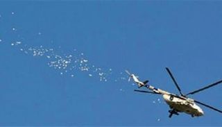 طائرات النظام السوري تلقي منشورات - أرشيفية