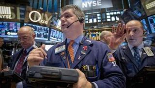 وول ستريت تفتح على تراجع طفيف والنفط يهبط 3%