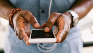 الهواتف الذكية تتسبب في حدوث تجاعيد بالوجه