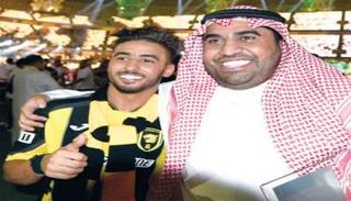 نواف المقرن مع أحد لاعبي الاتحاد 