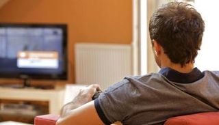 الجلوس طويلا أمام التلفزيون يؤثر سلبيا على الصحة