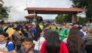 مشجعو البرازيل يقتحمون مران السامبا قبل بدء رحلة المونديال