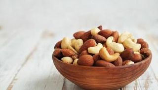 المكسرات تقلل خطر الإصابة بمشاكل القلب