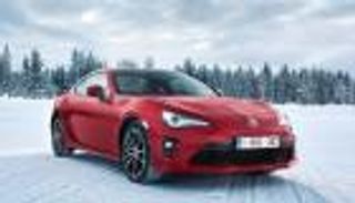 بالصور.. أبرز 10 سيارات تعمل بمحركات من صنع شركات منافسة