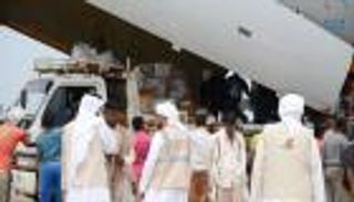 طائرة مساعدات إماراتية لسقطرى بعد إعصار مكونو