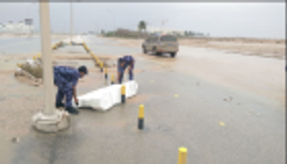 بالصور.. الشرطة العمانية تزيل آثار إعصار مكونو