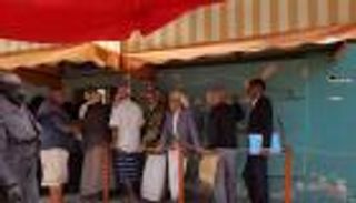 الانقلاب الحوثي.. نهب للإغاثات وابتزاز لحقوق النازحين